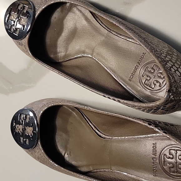 Tory Burch Metallic Silver Pewter Pyton Reva Flats Size 6 - Picture 16 of 16
